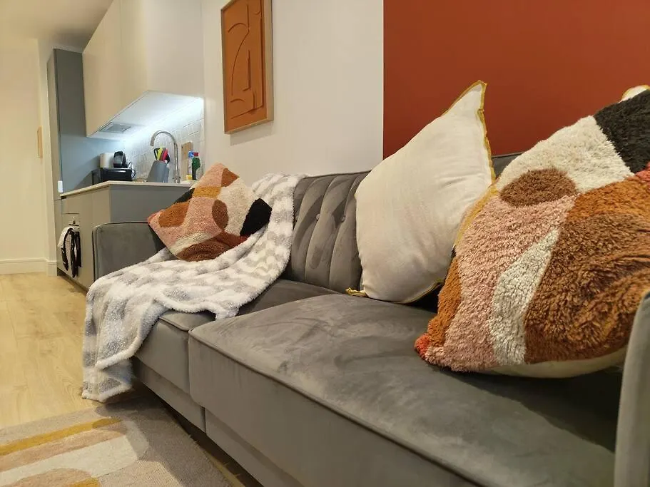 Chic & Cozy Chertsey Flat With Free Parking & Wifi Apartment