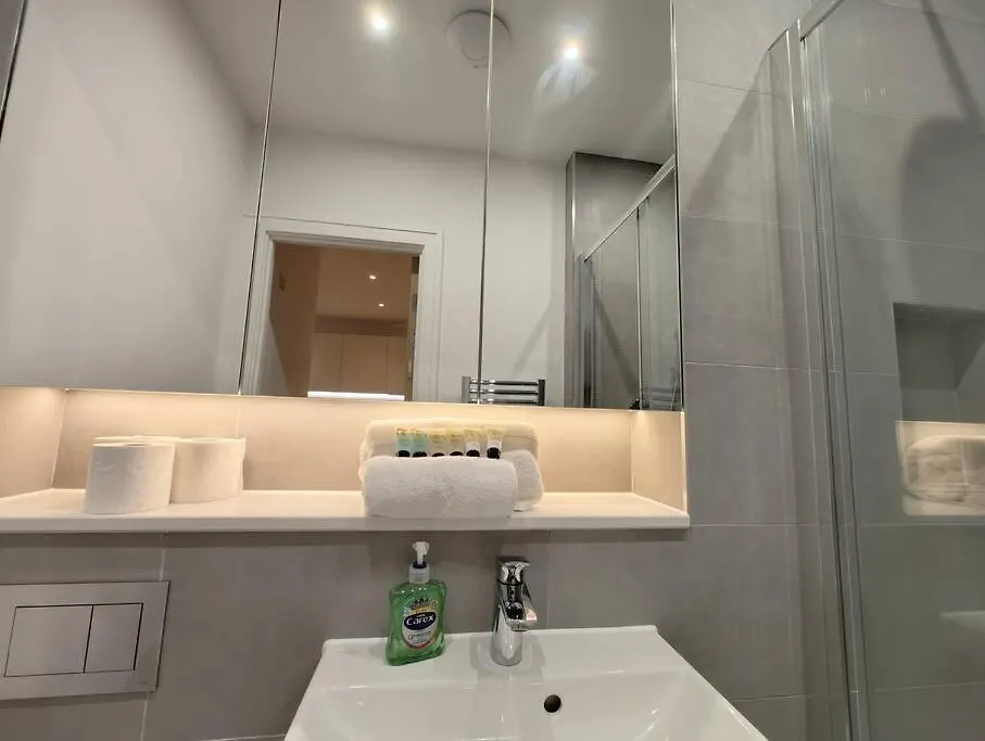 Chic & Cozy Chertsey Flat With Free Parking & Wifi 0*,  United Kingdom