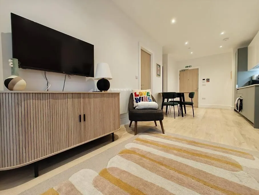 Chic & Cozy Chertsey Flat With Free Parking & Wifi