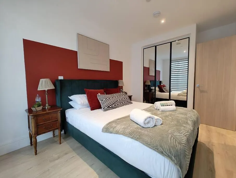 Chic & Cozy Chertsey Flat With Free Parking & Wifi