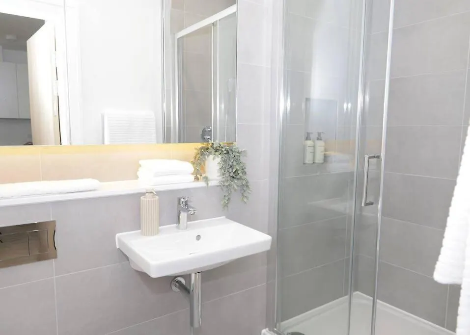 Chic & Cozy Chertsey Flat With Free Parking & Wifi Apartment