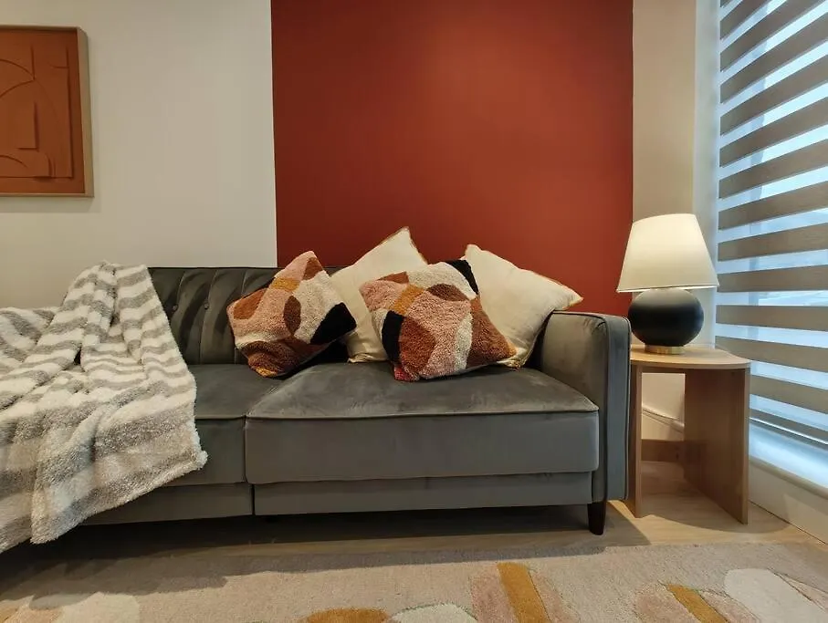 Chic & Cozy Chertsey Flat With Free Parking & Wifi 0*,
