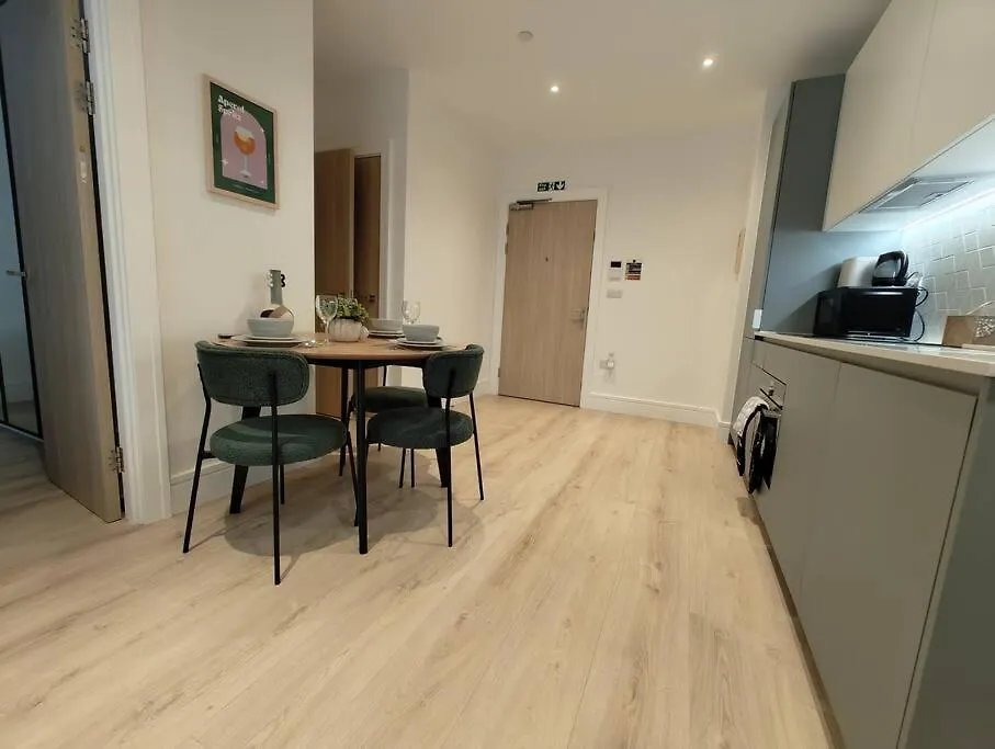 Chic & Cozy Chertsey Flat With Free Parking & Wifi Apartment