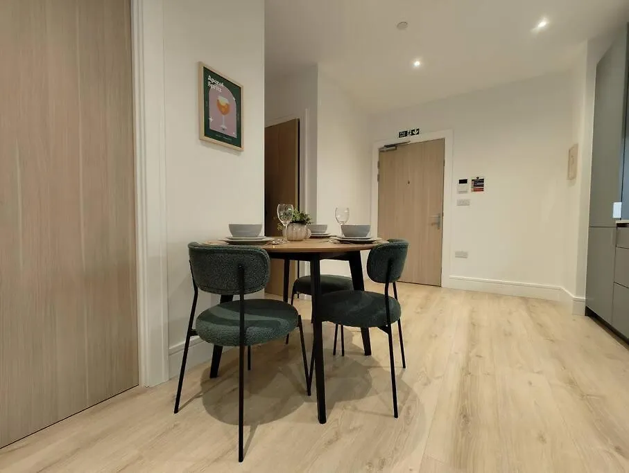 Chic & Cozy Chertsey Flat With Free Parking & Wifi
