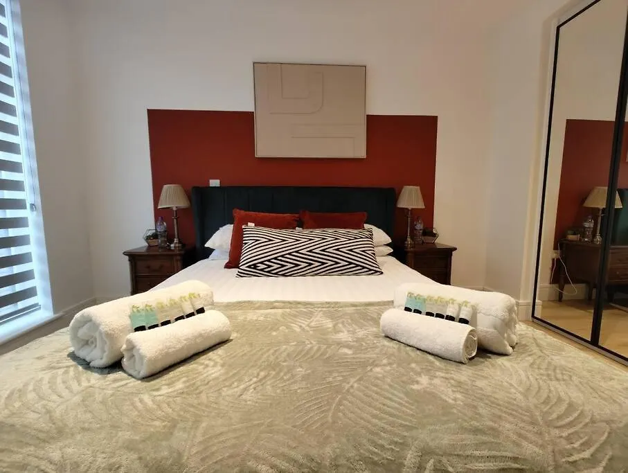 Apartment Chic & Cozy Chertsey Flat With Free Parking & Wifi