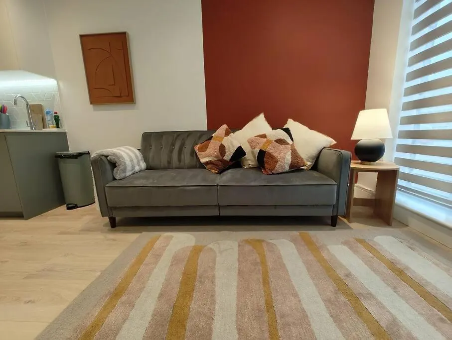Chic & Cozy Chertsey Flat With Free Parking & Wifi 0*,  United Kingdom