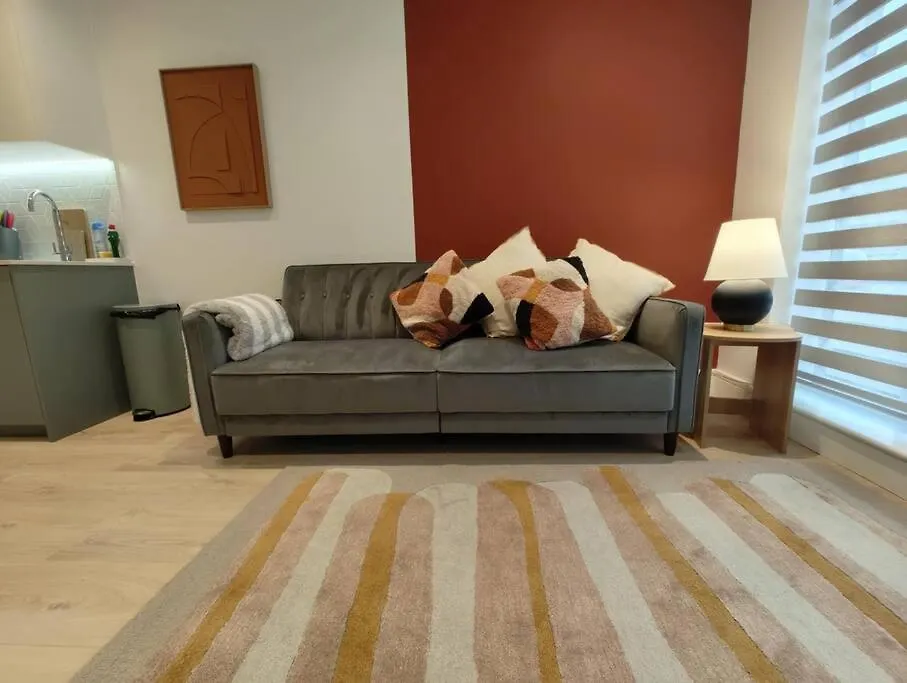 Chic & Cozy Chertsey Flat With Free Parking & Wifi 0*,