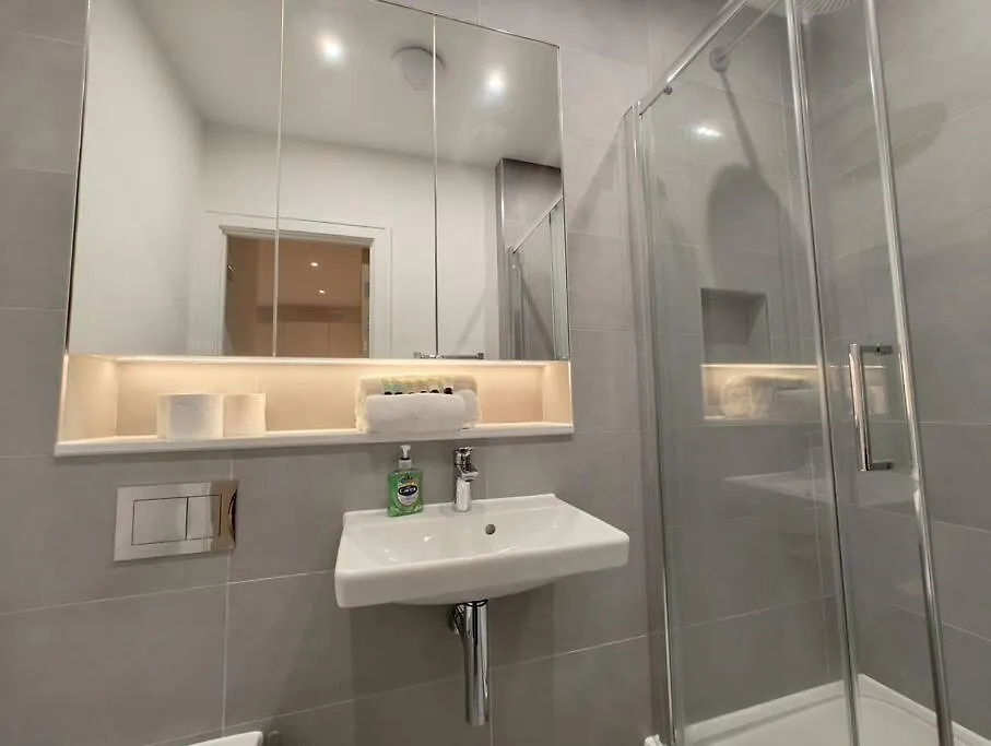Chic & Cozy Chertsey Flat With Free Parking & Wifi Apartment