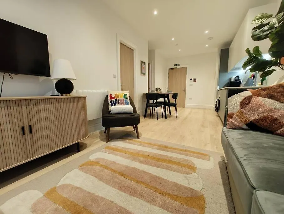 Chic & Cozy Chertsey Flat With Free Parking & Wifi Apartment