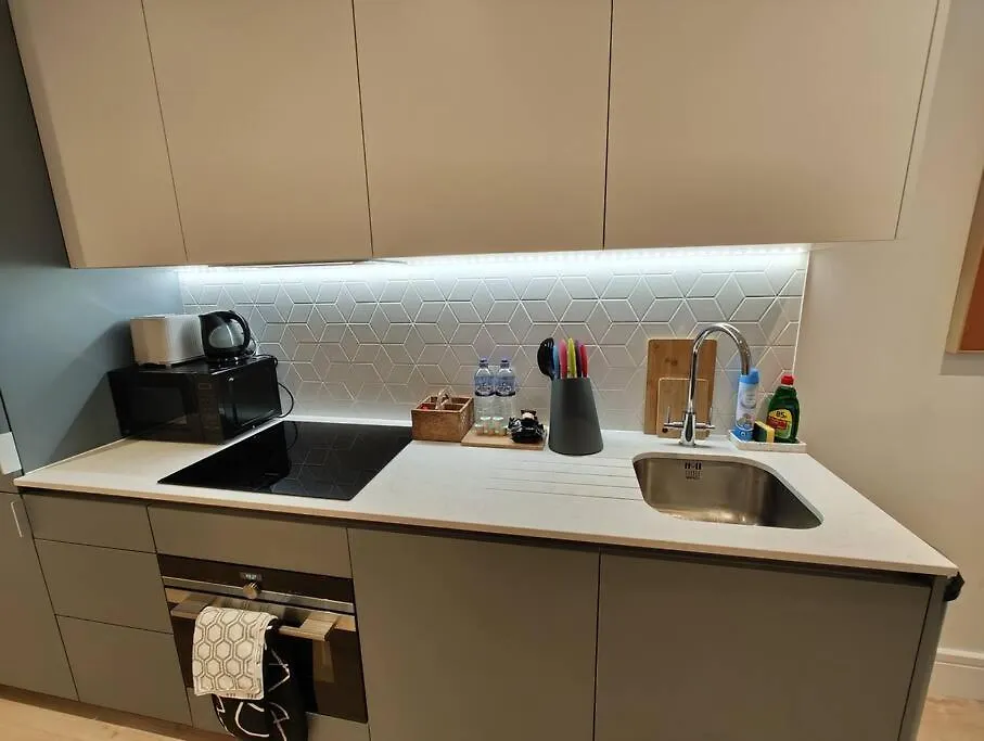 Chic & Cozy Chertsey Flat With Free Parking & Wifi