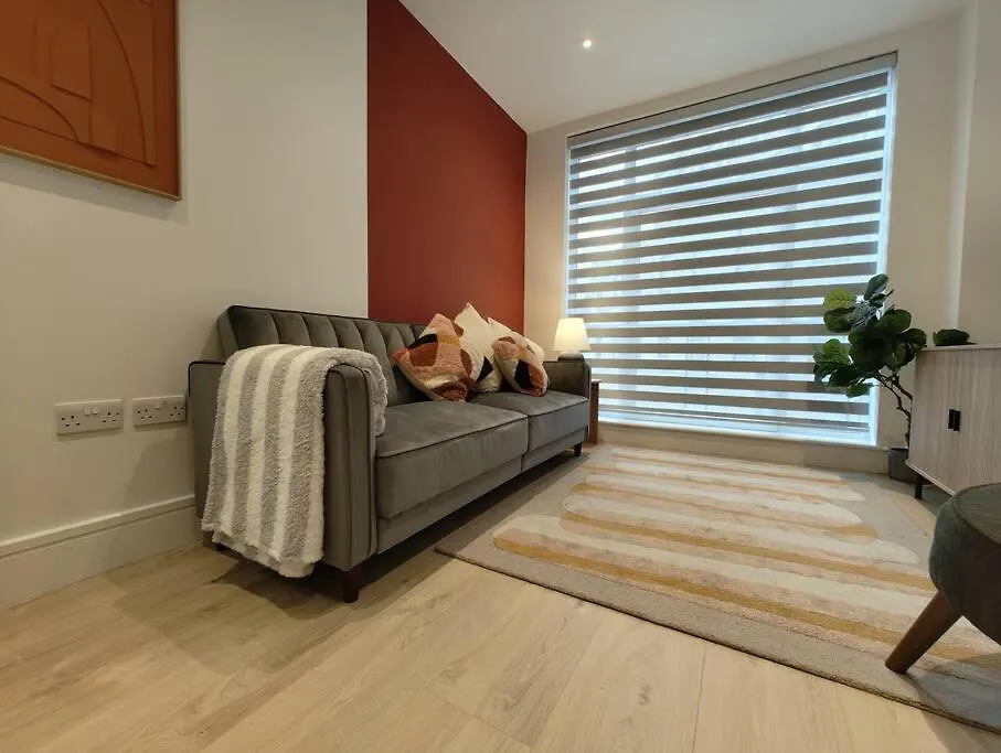 Chic & Cozy Chertsey Flat With Free Parking & Wifi
