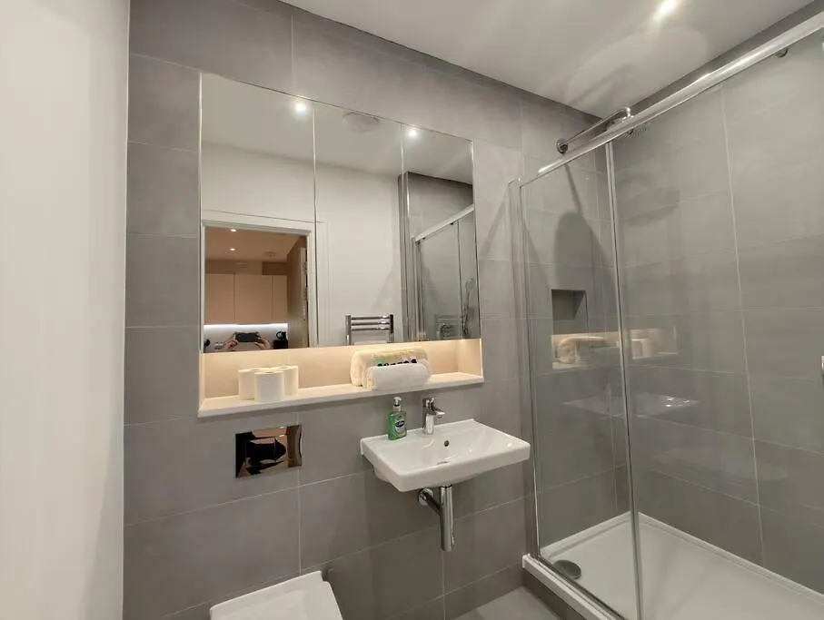 Apartment Chic & Cozy Chertsey Flat With Free Parking & Wifi
