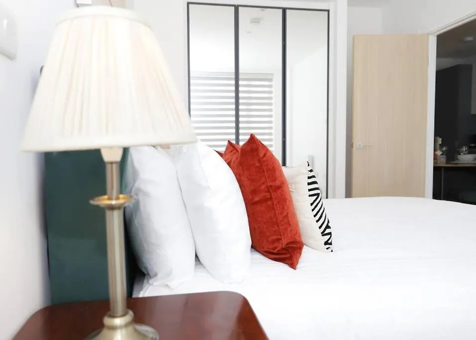 Chic & Cozy Chertsey Flat With Free Parking & Wifi 0*,  United Kingdom
