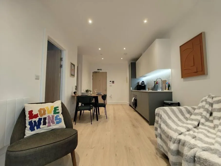 Chic & Cozy Chertsey Flat With Free Parking & Wifi Apartment