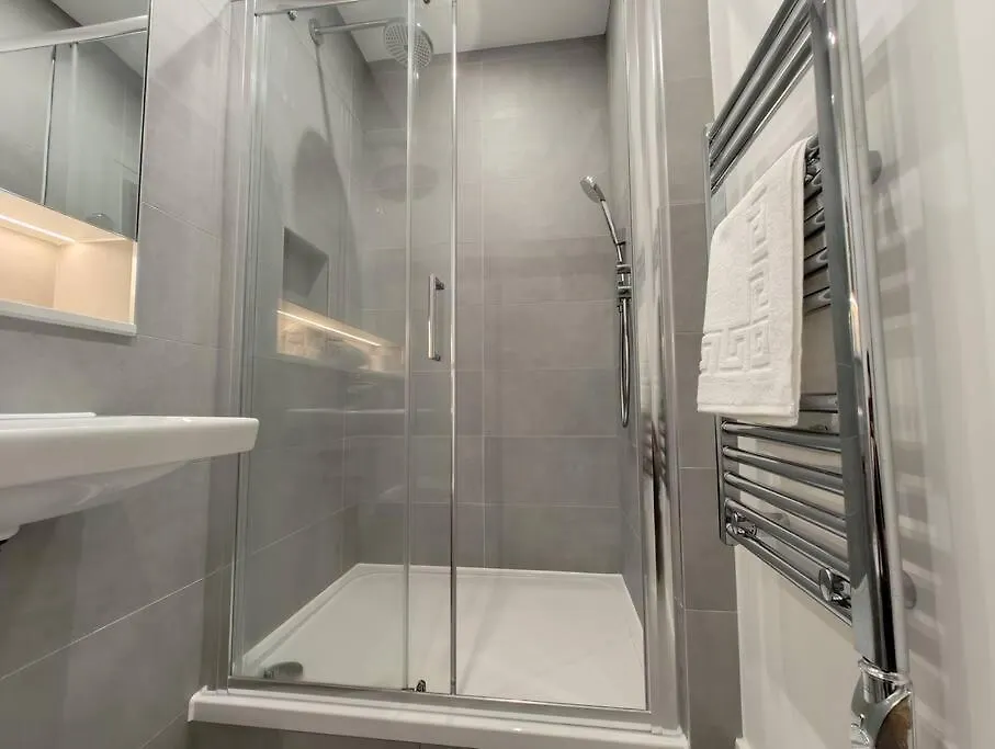 Chic & Cozy Chertsey Flat With Free Parking & Wifi Wielka Brytania