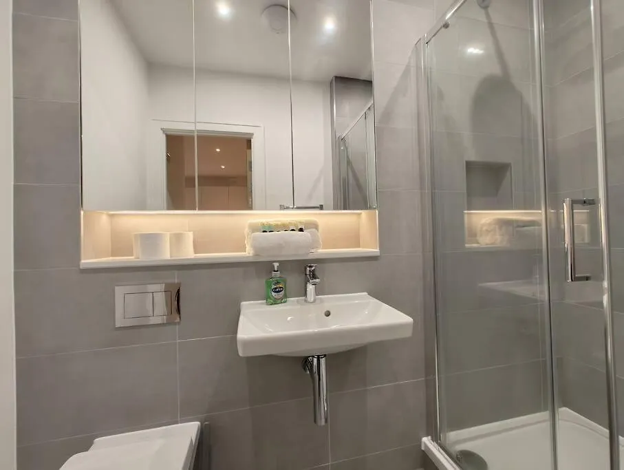Chic & Cozy Chertsey Flat With Free Parking & Wifi 0*,