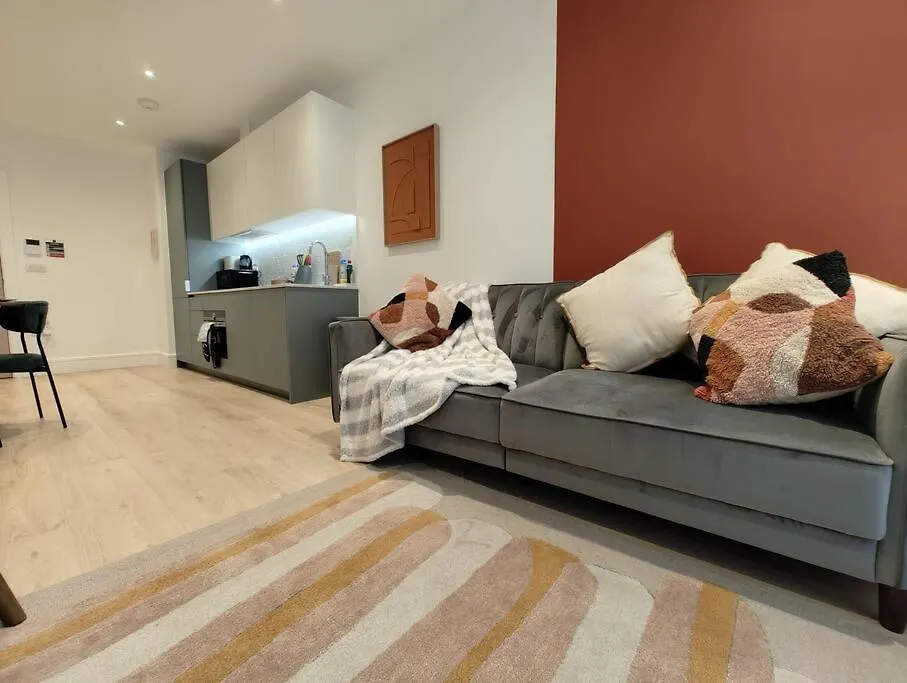 Chic & Cozy Chertsey Flat With Free Parking & Wifi