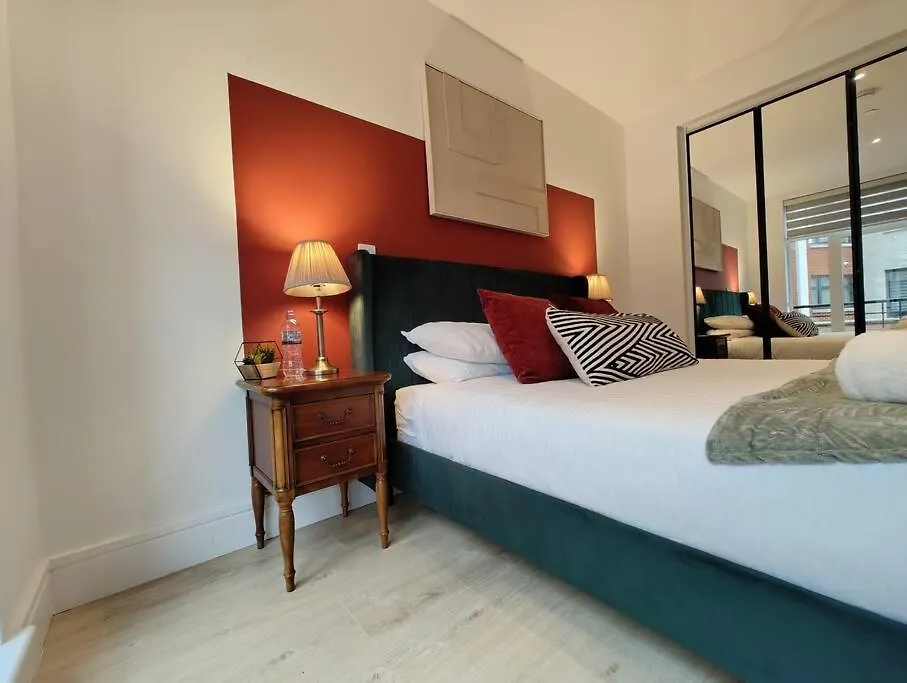 Chic & Cozy Chertsey Flat With Free Parking & Wifi 0*,  Wielka Brytania
