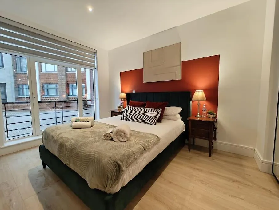 Chic & Cozy Chertsey Flat With Free Parking & Wifi